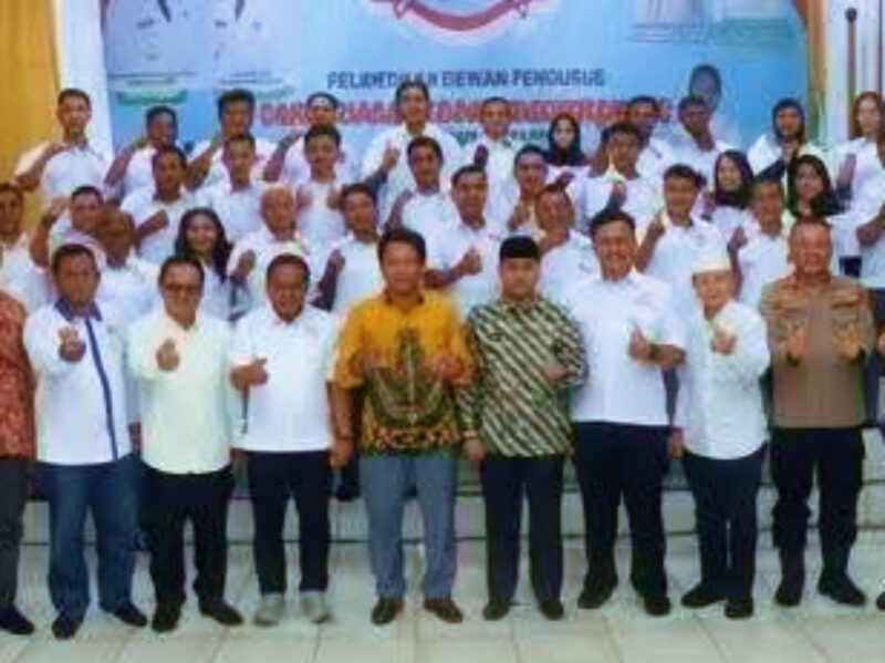 Bupati Ahmad Selanorwanda, berfoto bersama diacara Pelantikan Dewan Pengurus Kamar Dagang dan Industri Kabupaten Seruyan masa bakti 2026-2031 yang digelar di Gedung Serba Guna Kuala Pembuang, Senin (11/5/2026). (Foto Protokol Seruyan)