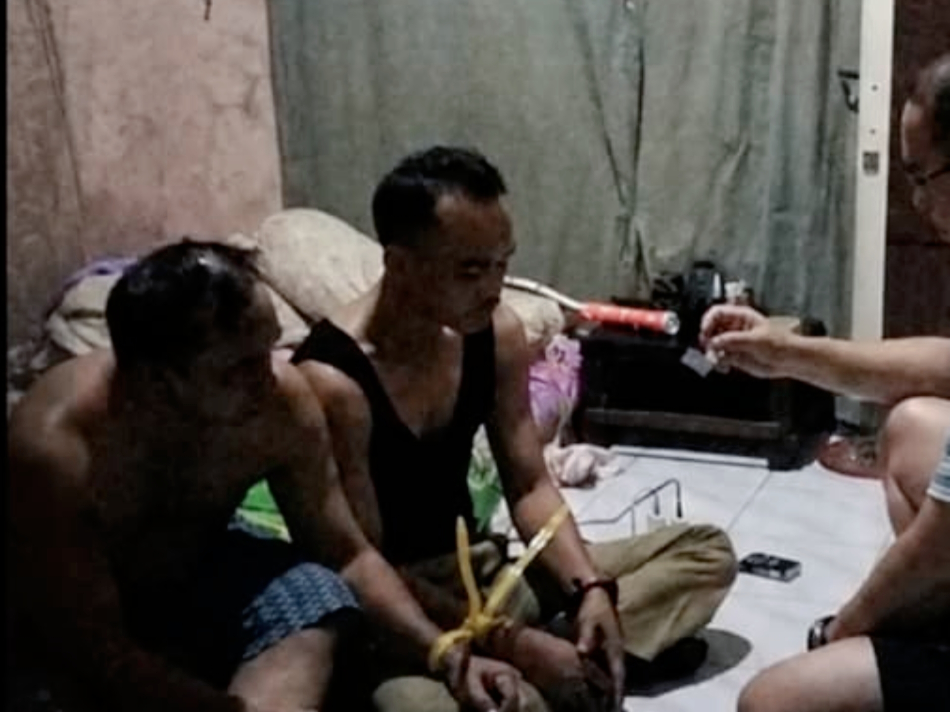 Camat Seruyan Hilir Timur (SHT), Ustadin Antoni bersama rekannya, Amat, (ASN Dinas Kehutanan saat digerebek langsung oleh Kapolres Seruyan AKBP Beddy Suwendi yang tengah asyik berpesta sabu di Kuala Pembuang, Selasa (19/5) sekitar pukul 19.00 WIB. ( Foto Tangkapan Layar)