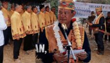 Bupati Seruyan, Ahmad Selanorwanda, S.E., M.Si., secara resmi melantik para Damang Kepala Adat terpilih  dan  mengukuhkan Ketua Dewan Adat Dayak (DAD) tingkat kecamatan, dalam sebuah prosesi adat yang digelar di Desa Panyumpa, Kecamatan Seruyan Tengah, Senin (8/6/2026). (Dokumentasi Protokoler Seruyan)
