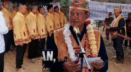 Bupati Seruyan, Ahmad Selanorwanda, S.E., M.Si., secara resmi melantik para Damang Kepala Adat terpilih  dan  mengukuhkan Ketua Dewan Adat Dayak (DAD) tingkat kecamatan, dalam sebuah prosesi adat yang digelar di Desa Panyumpa, Kecamatan Seruyan Tengah, Senin (8/6/2026). (Dokumentasi Protokoler Seruyan)