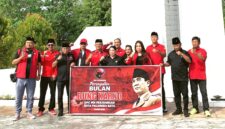 Pengurus DPC PDI Perjuangan Kota Palangka Raya usai ziarah makam Pahlawan Sanaman Lampang di Kota Palangka Raya, Rabu (1/7). (Foto: Tim Newsline, Syamsudin Dinata)