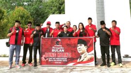 Pengurus DPC PDI Perjuangan Kota Palangka Raya usai ziarah makam Pahlawan Sanaman Lampang di Kota Palangka Raya, Rabu (1/7). (Foto: Tim Newsline, Syamsudin Dinata)